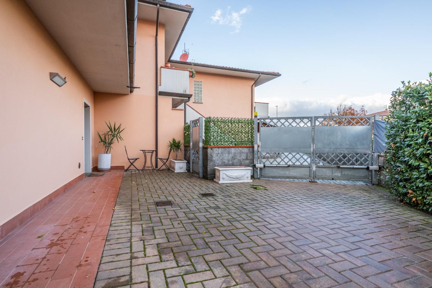 Villa con giardino, Pontedera pardossi