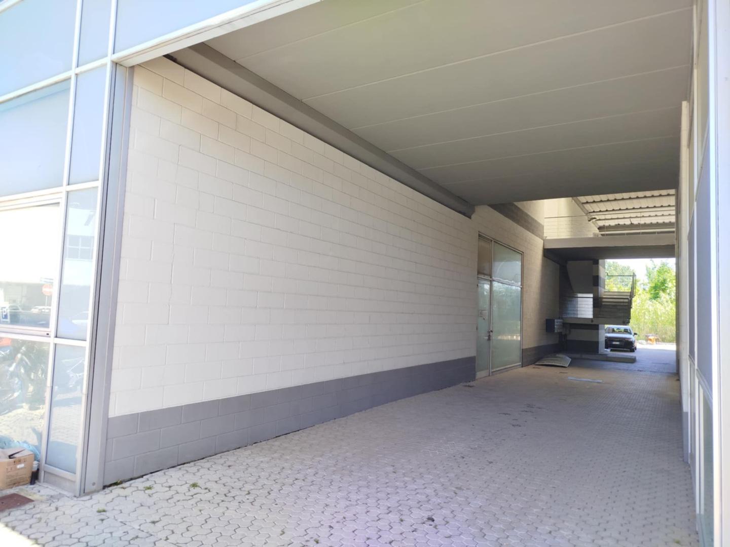 Locale commerciale in vendita, Pontedera il chiesino