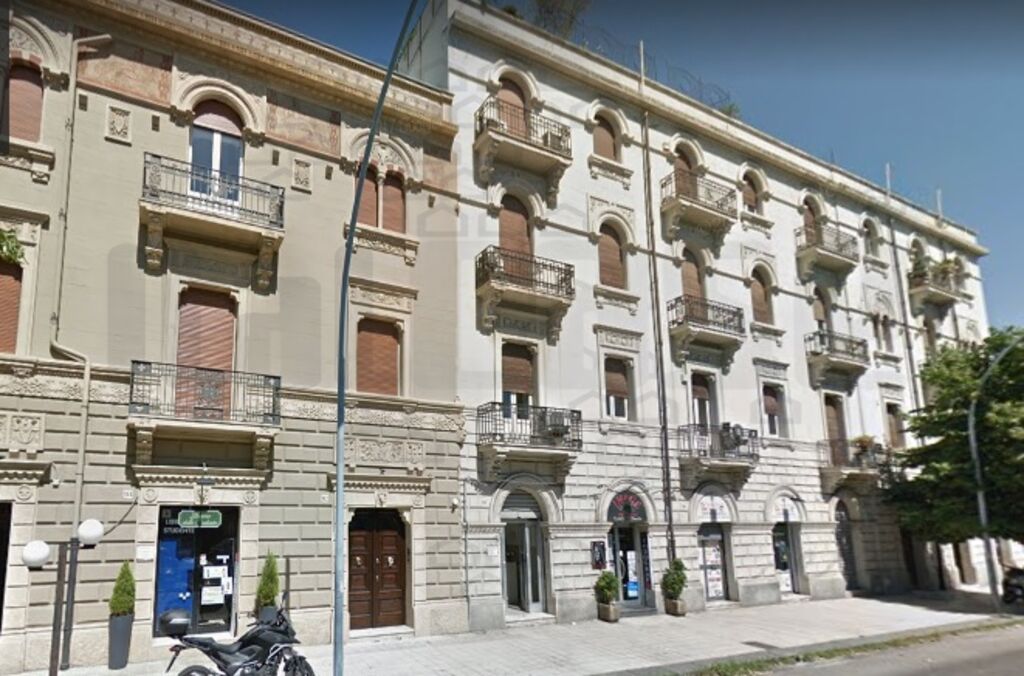 Negozio in affitto in via c. battisti, Messina