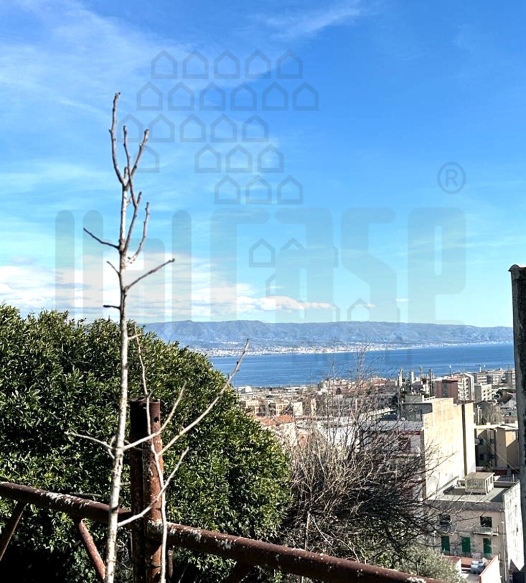 Villa con giardino in via primo tirone, Messina