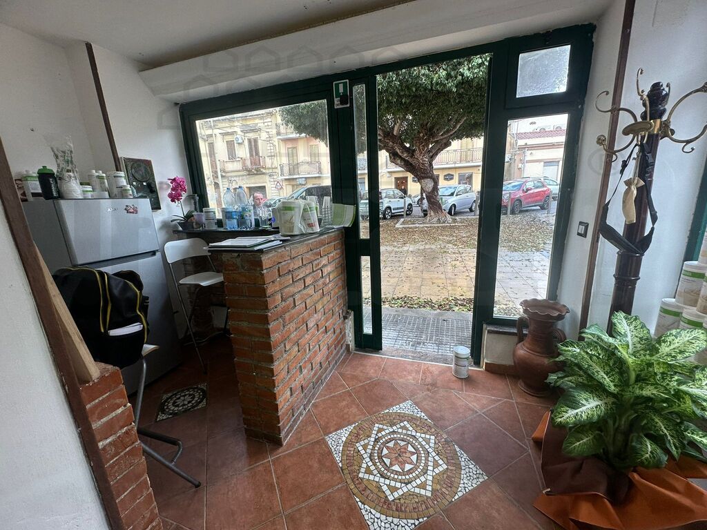 Negozio con giardino in via nazionale briga marina 6, Messina