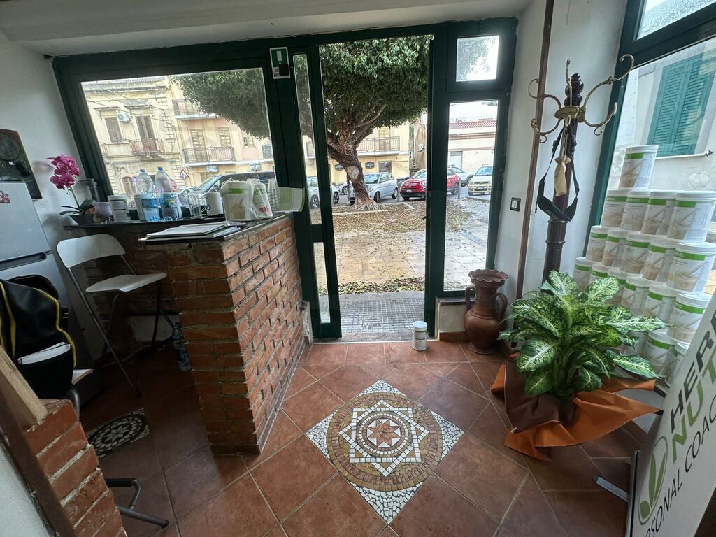 Negozio con giardino in via nazionale briga marina 6, Messina