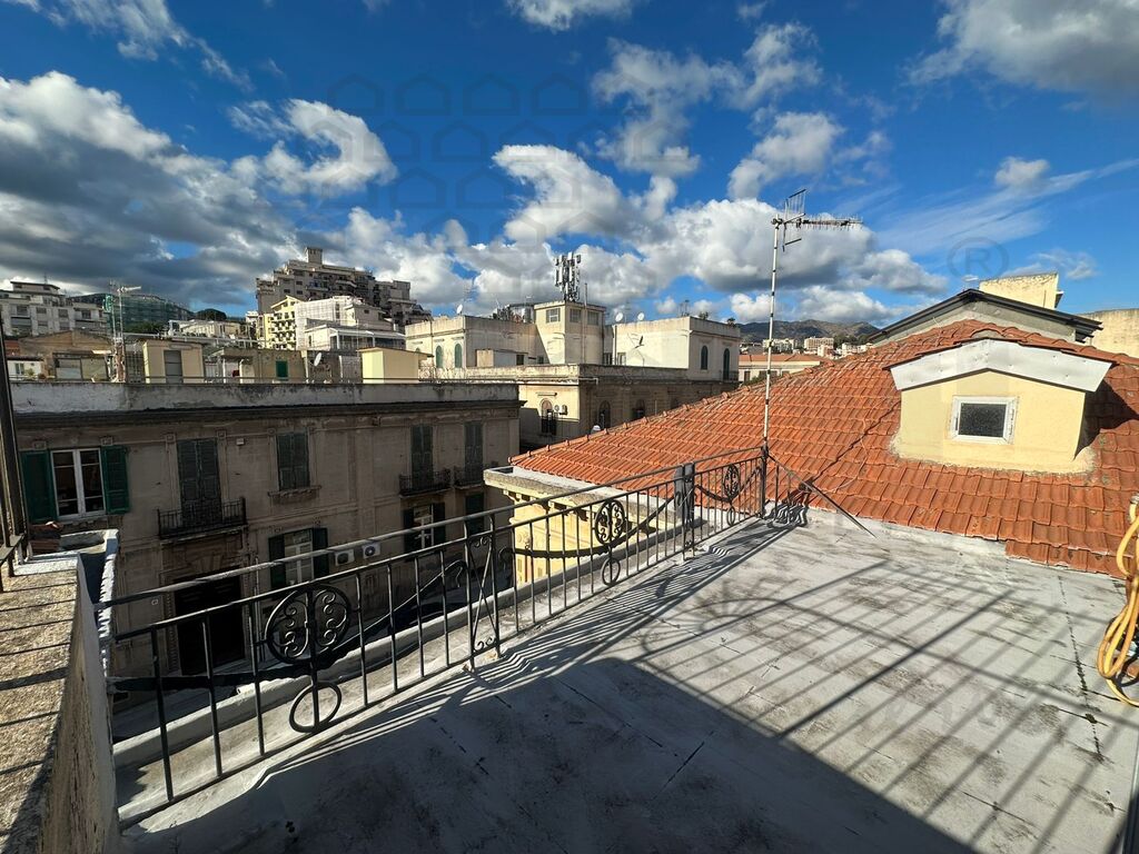 Appartamento con terrazzo in via garibaldi, Messina