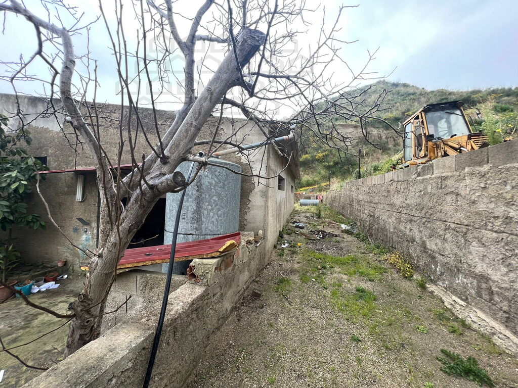 Terreno con giardino in fiumara guardia, Messina