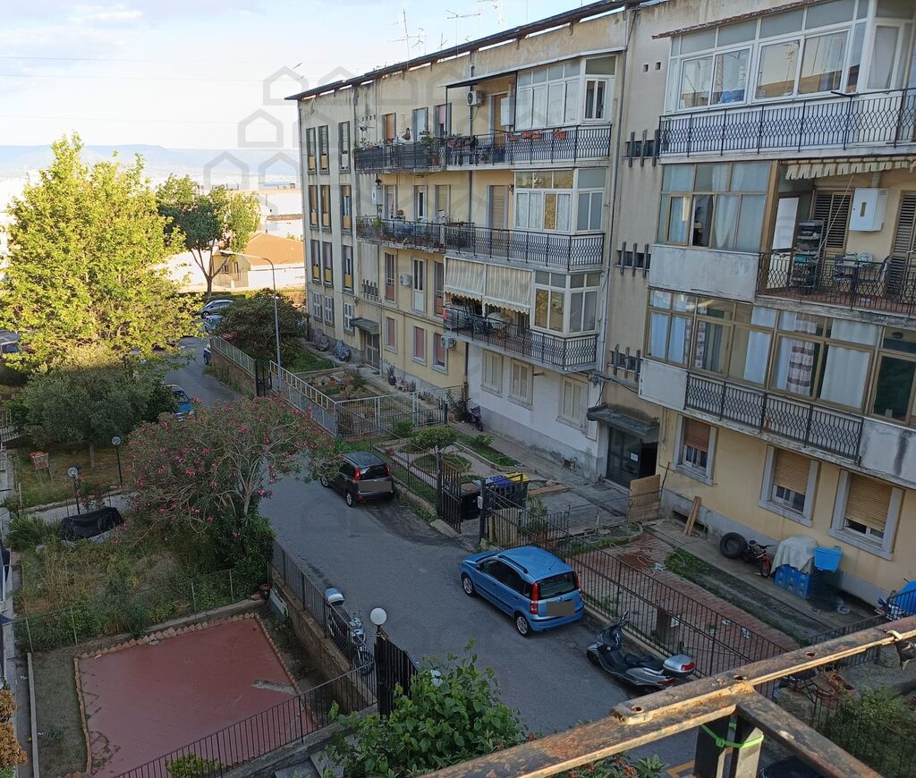 Trilocale con terrazzo in via pietro da messina, Messina