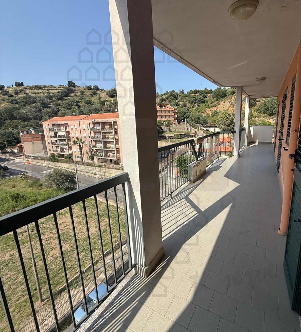 Appartamento con terrazzo in via bartolomeo corleoni., Messina