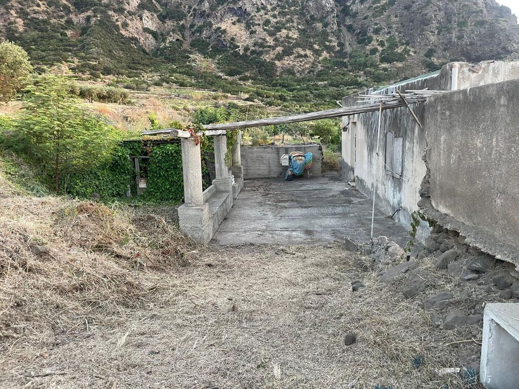 Bilocale da ristrutturare a Malfa