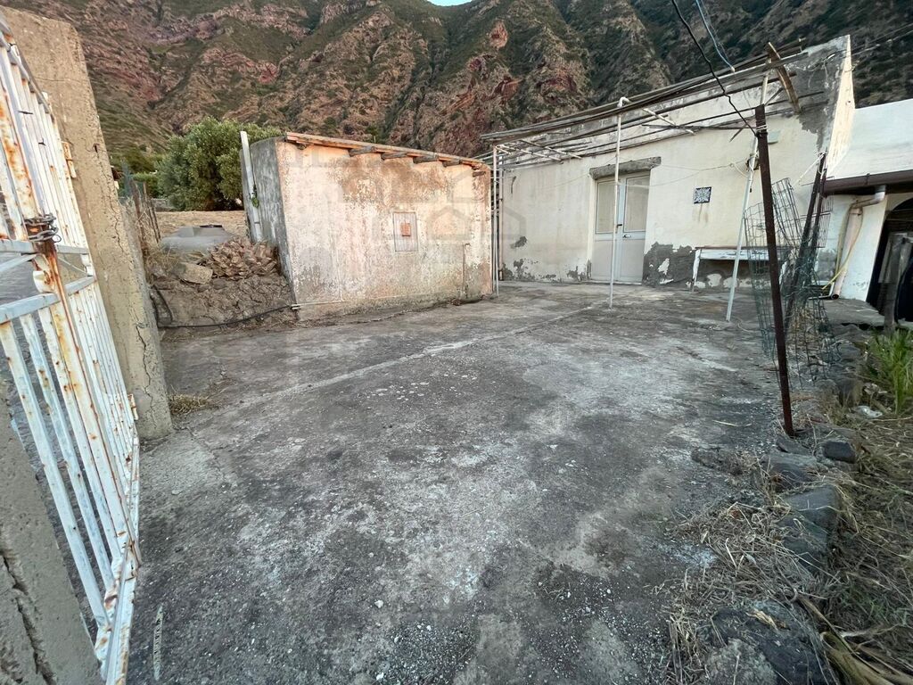 Bilocale da ristrutturare a Malfa