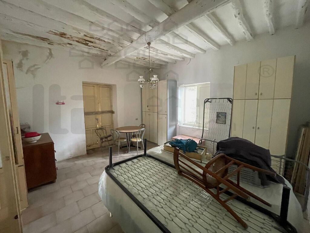 Bilocale da ristrutturare a Malfa