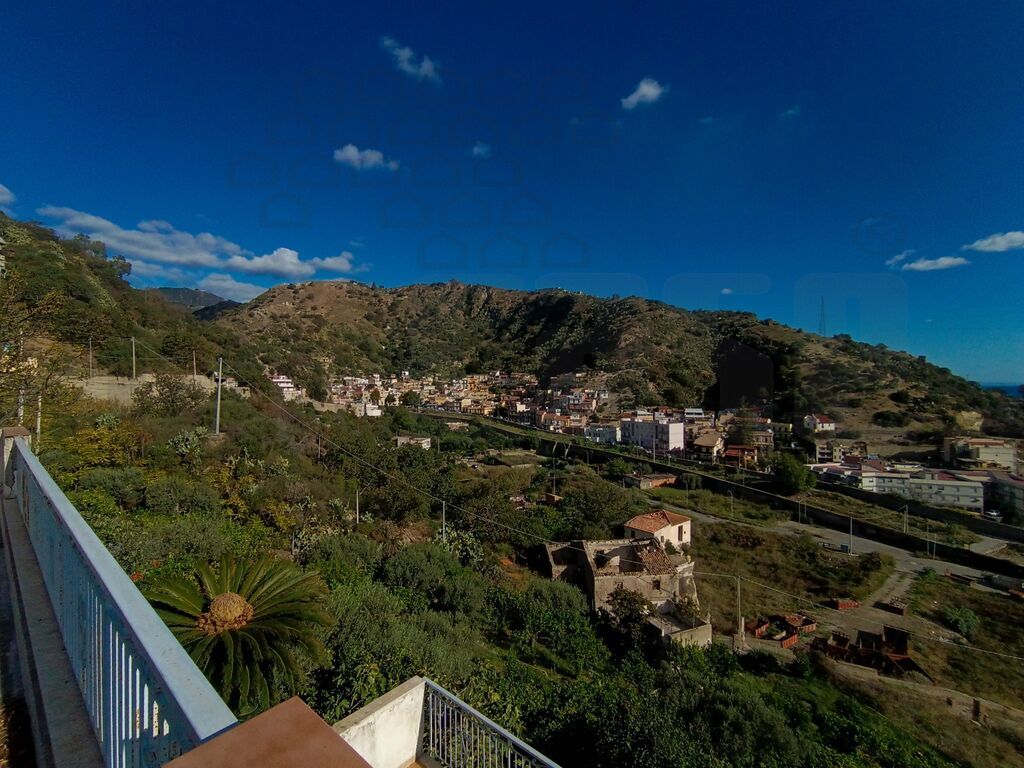 Villa con giardino in via rota 98132 mili san marco, Messina