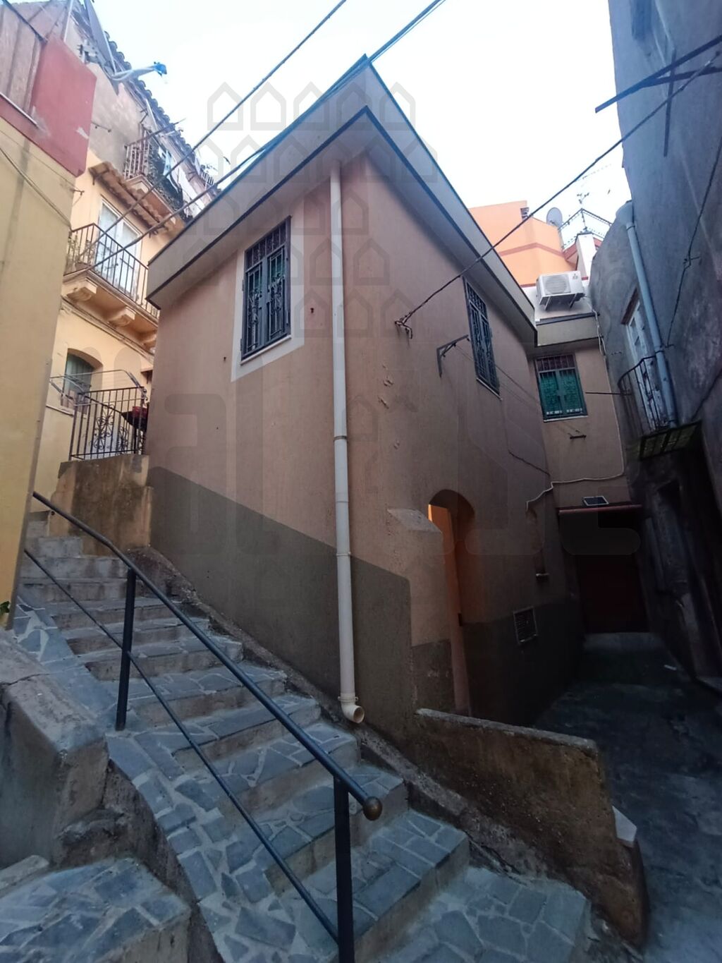 Villa con terrazzo in via mili san marco, Messina