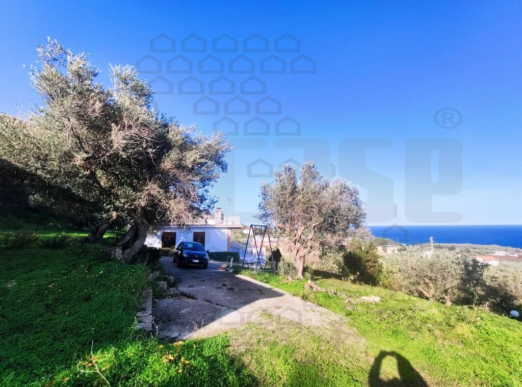 Villa con giardino in contrada capillieri - mezzana, Messina