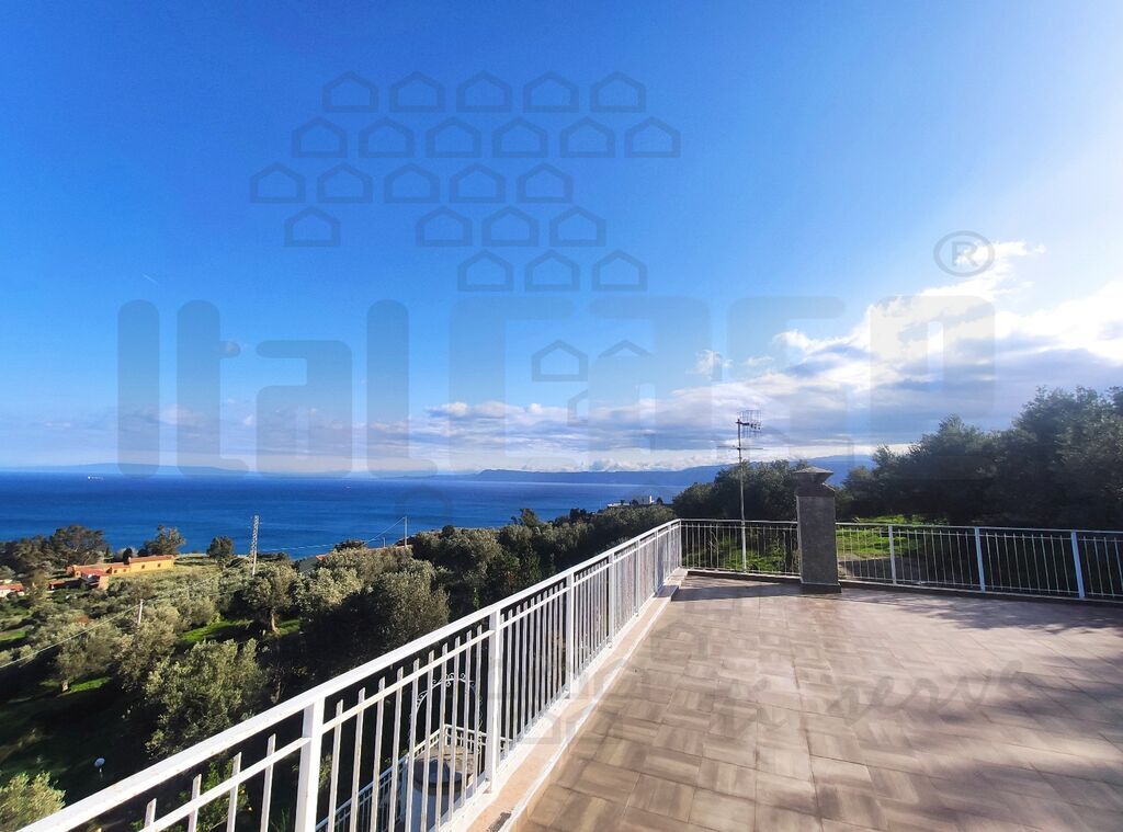 Villa con giardino in contrada capillieri - mezzana, Messina