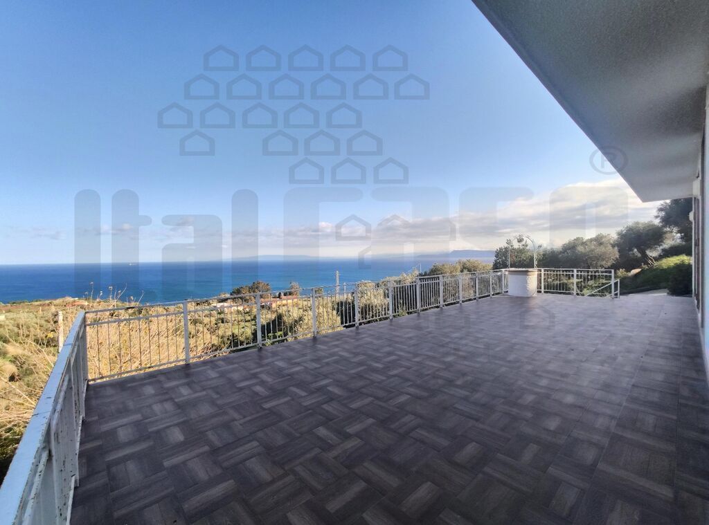 Villa con giardino in contrada capillieri - mezzana, Messina