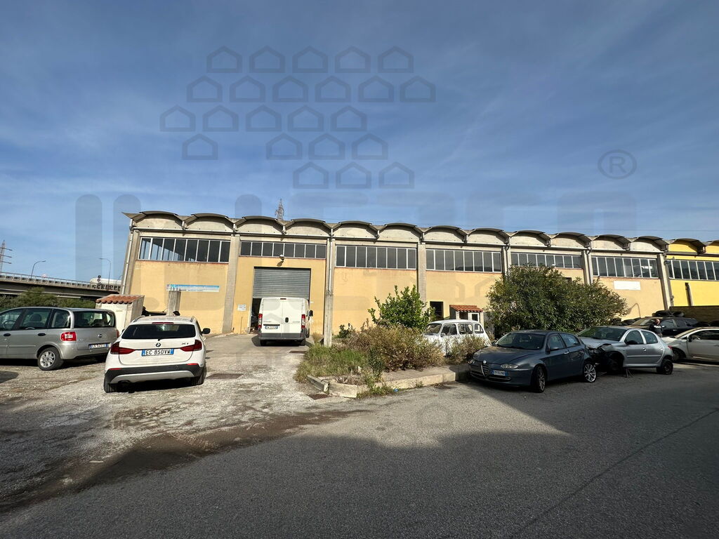 Attivit� commerciale con giardino a Villafranca Tirrena