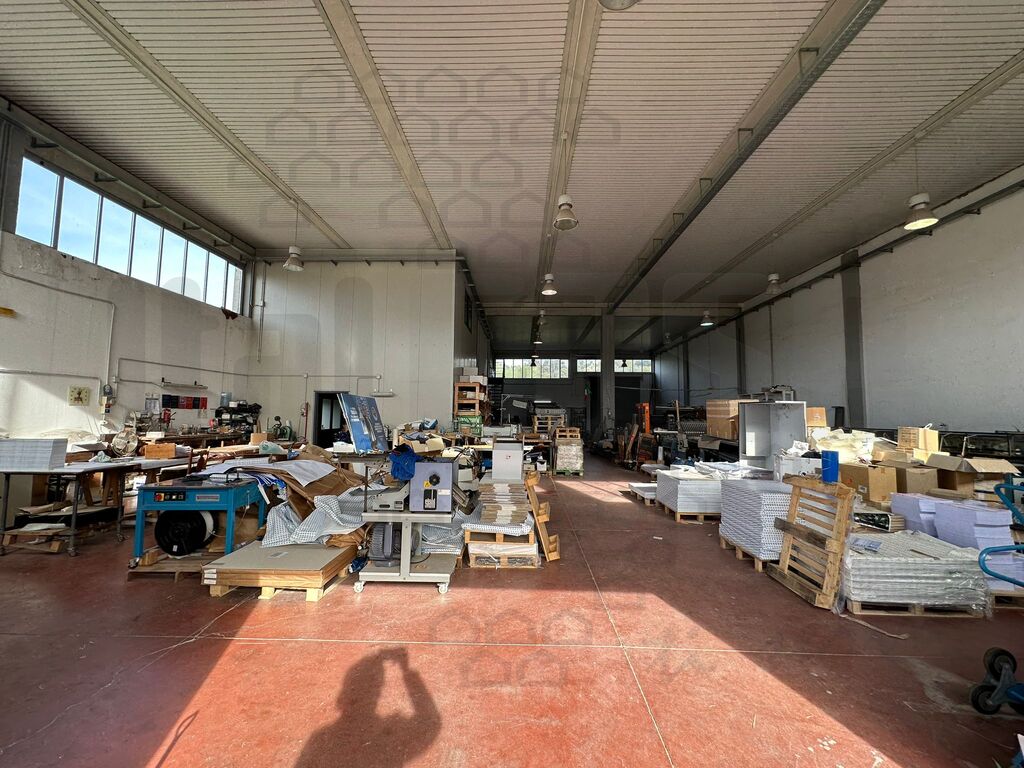 Attivit� commerciale con giardino a Villafranca Tirrena