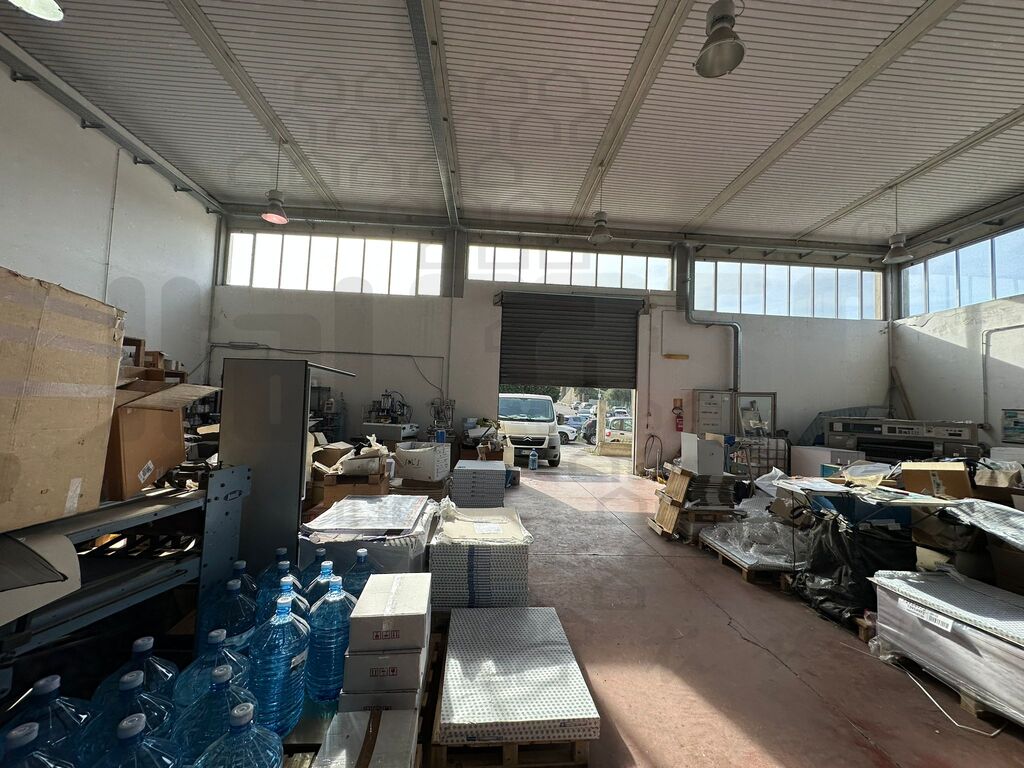 Attivit� commerciale con giardino a Villafranca Tirrena