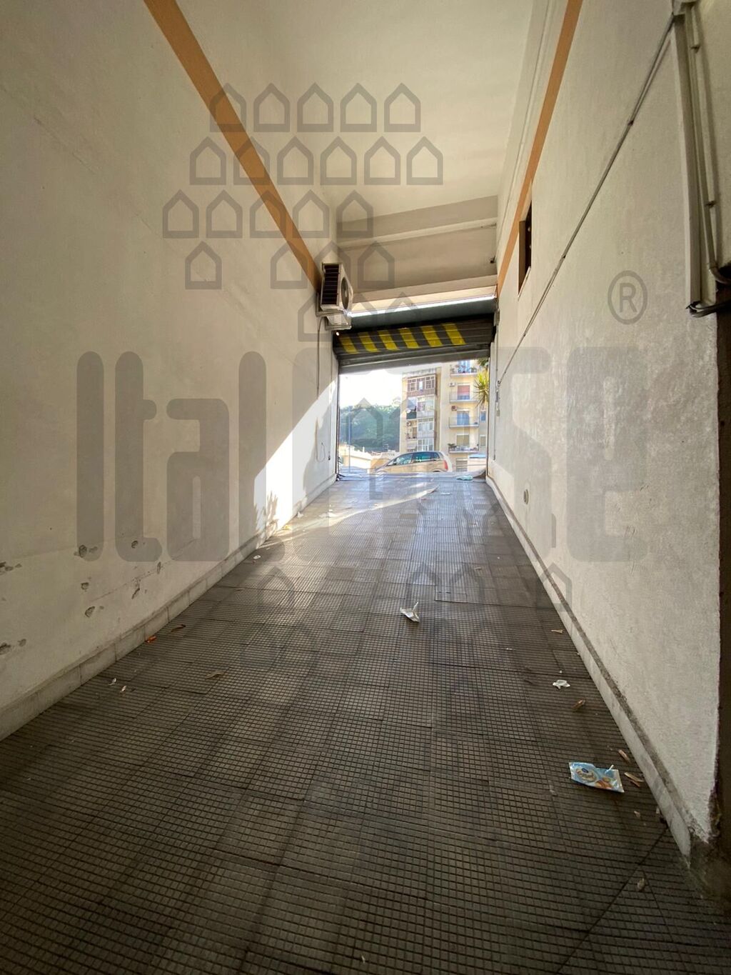 Posto auto coperto in vendita in via comunale camaro, Messina