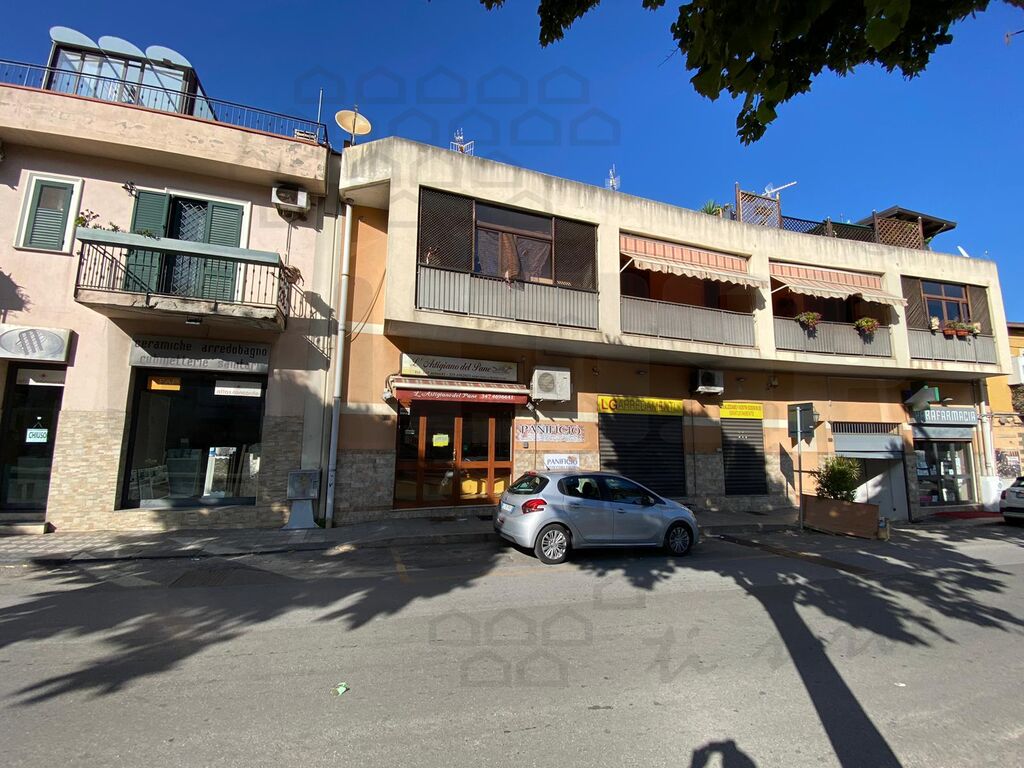 Attivit� commerciale con giardino in via comunale camaro 81, Messina
