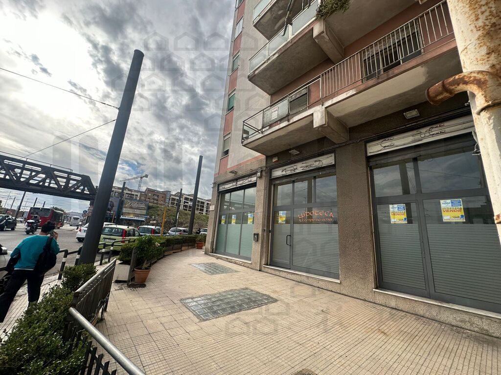 Negozio in vendita in via la farina giuseppe, Messina