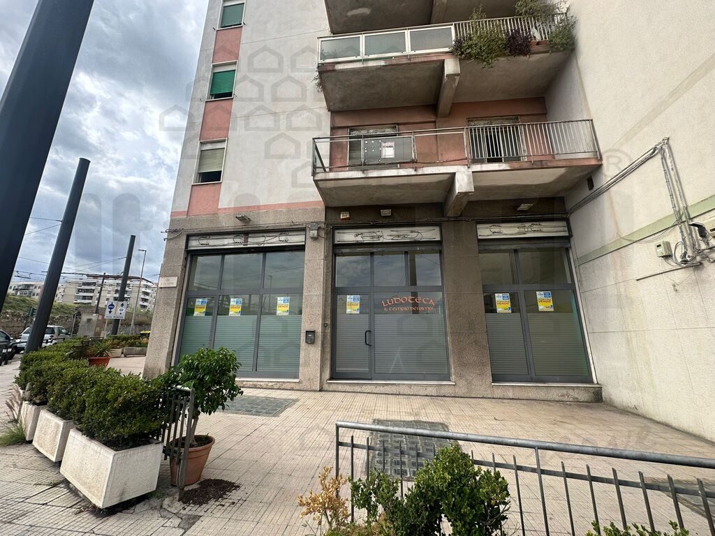 Negozio in vendita in via la farina giuseppe, Messina