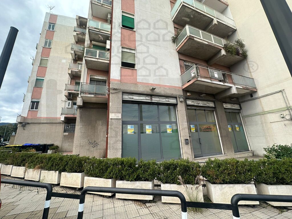 Negozio in vendita in via la farina giuseppe, Messina