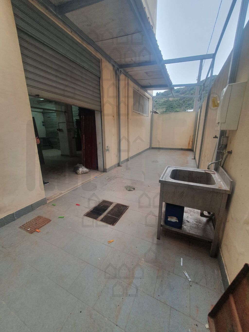Negozio con giardino in via nazionale 13, Messina