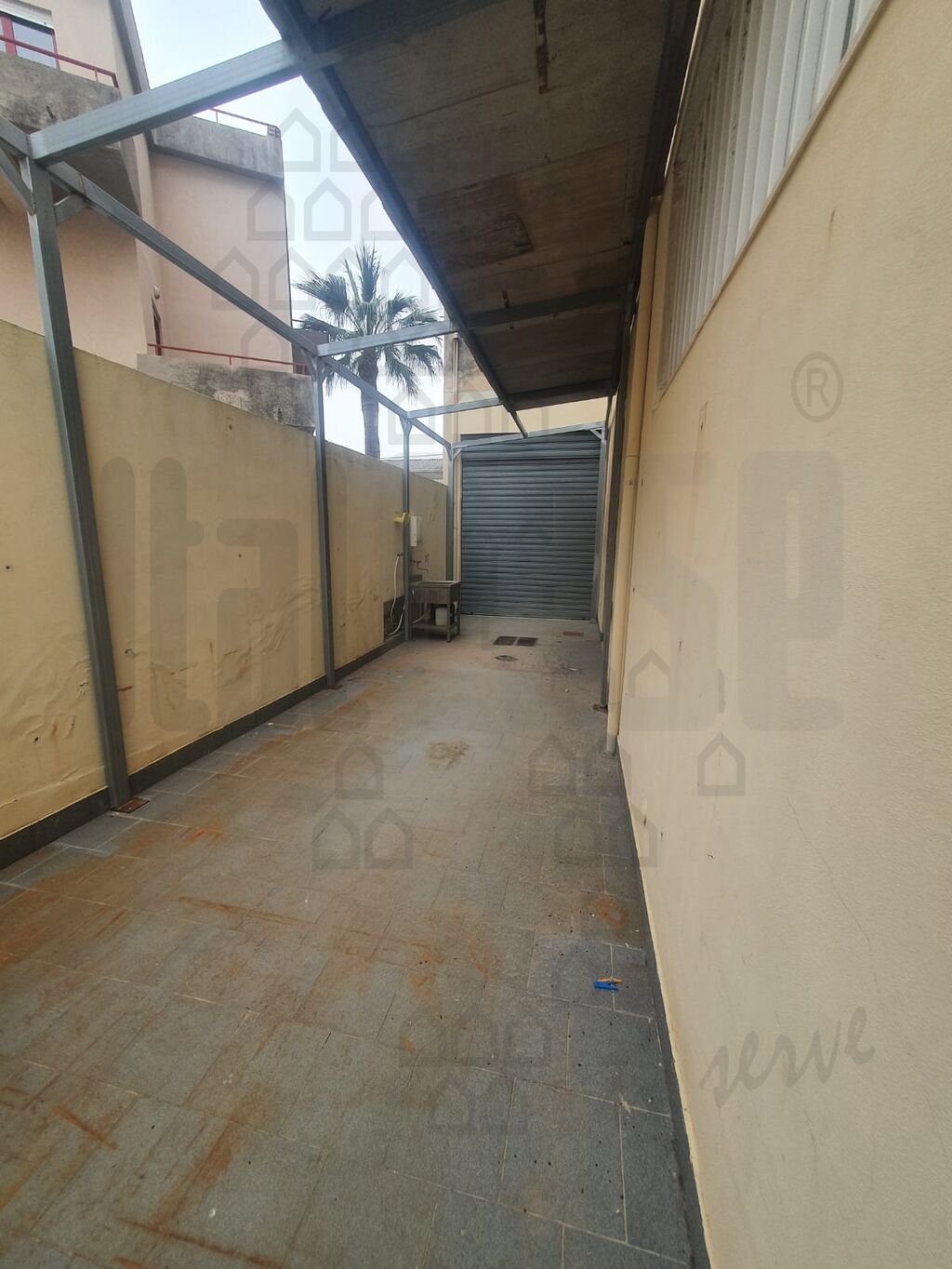 Negozio con giardino in via nazionale 13, Messina