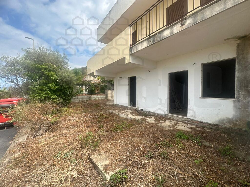 Terreno con giardino in mortelle, Messina
