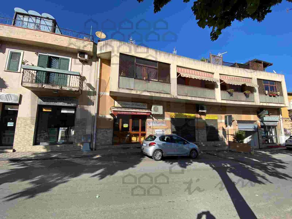 Attivit� commerciale con terrazzo in via comunale camaro, Messina