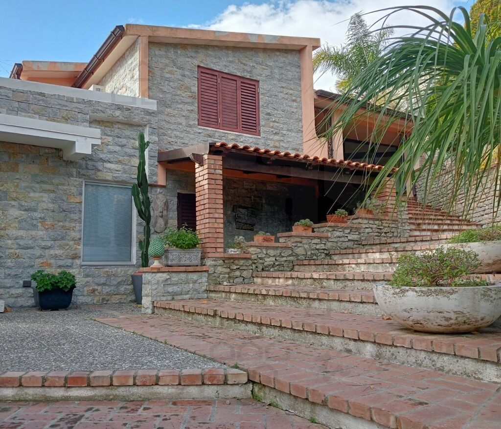Villa con giardino a San Lorenzo