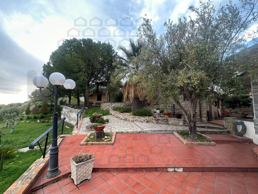 Villa con giardino a San Lorenzo