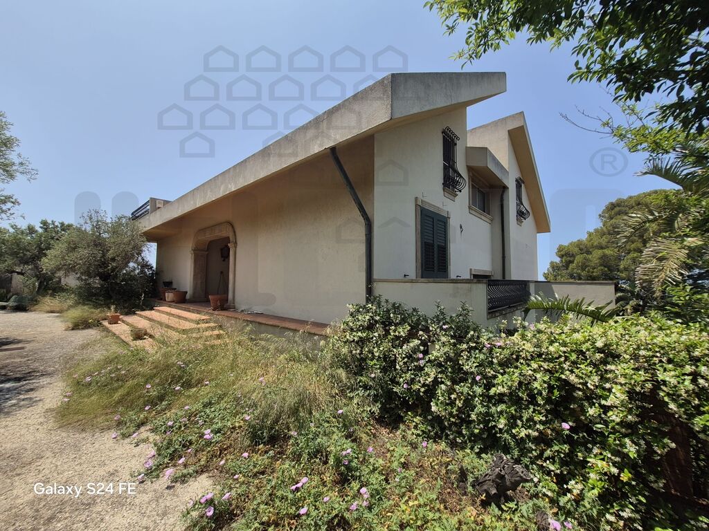 Villa con giardino in san saba, Messina