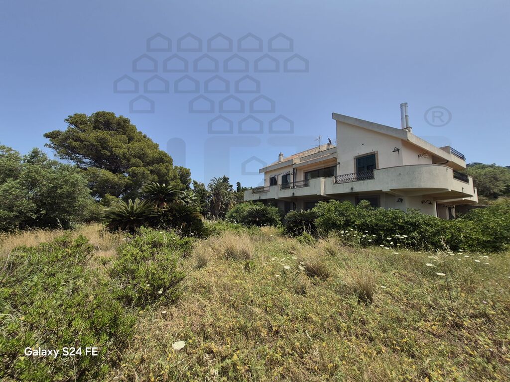 Villa con giardino in san saba, Messina