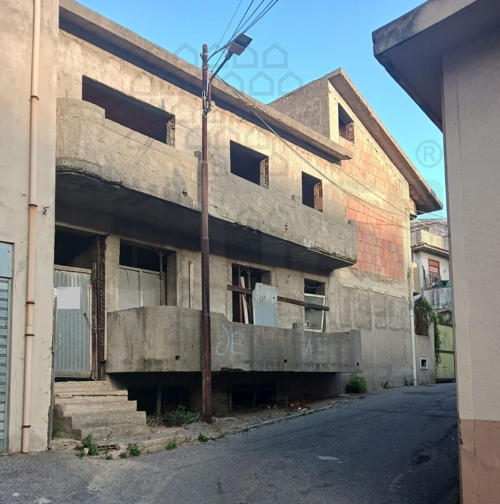 Villa con giardino in luigi rizzo faro superiore, Messina
