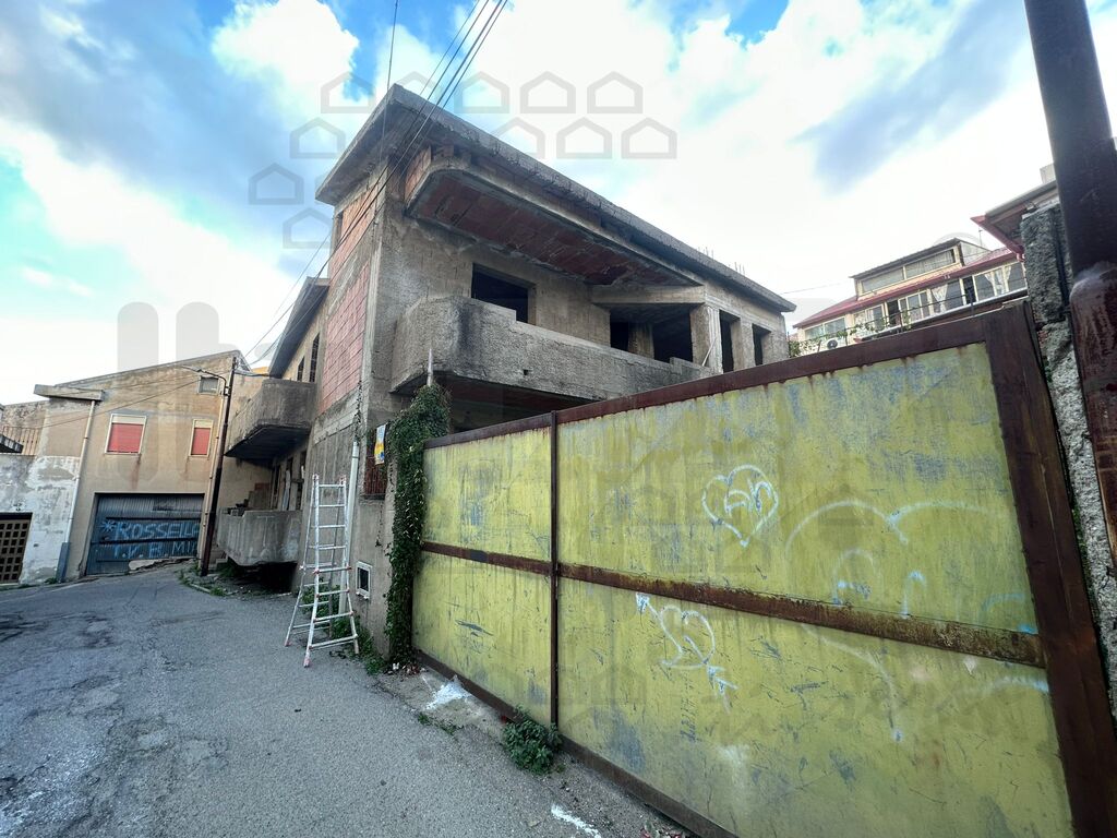 Villa con giardino in luigi rizzo faro superiore, Messina