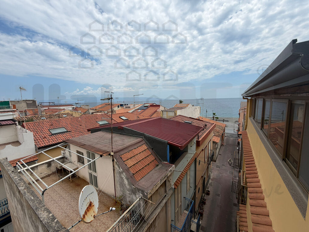 Quadrilocale con terrazzo in lungomare, Nizza di Sicilia