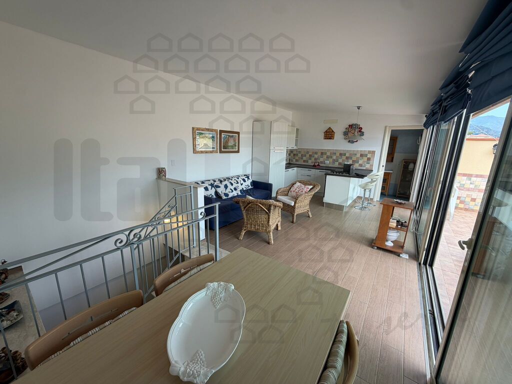 Quadrilocale con terrazzo in lungomare, Nizza di Sicilia