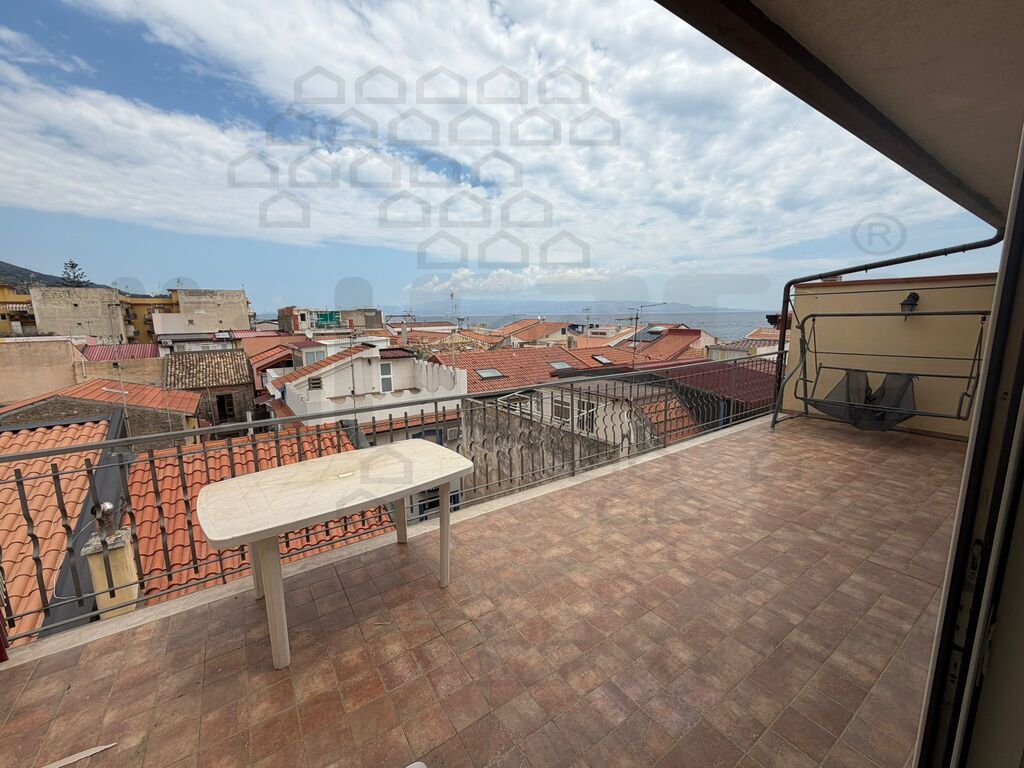 Quadrilocale con terrazzo in lungomare, Nizza di Sicilia