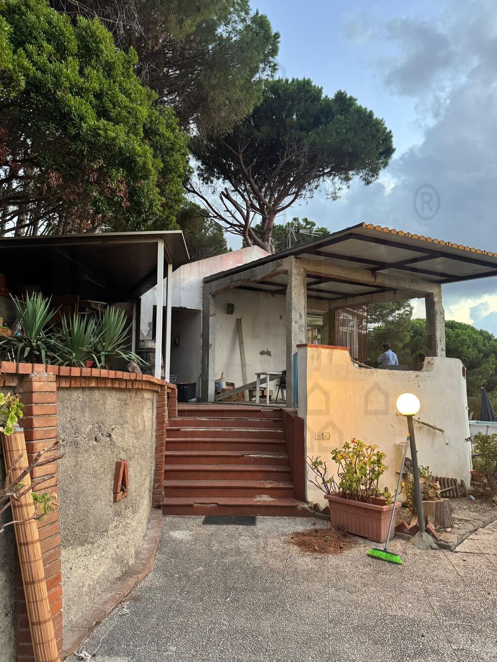 Villa con giardino in salice, Messina