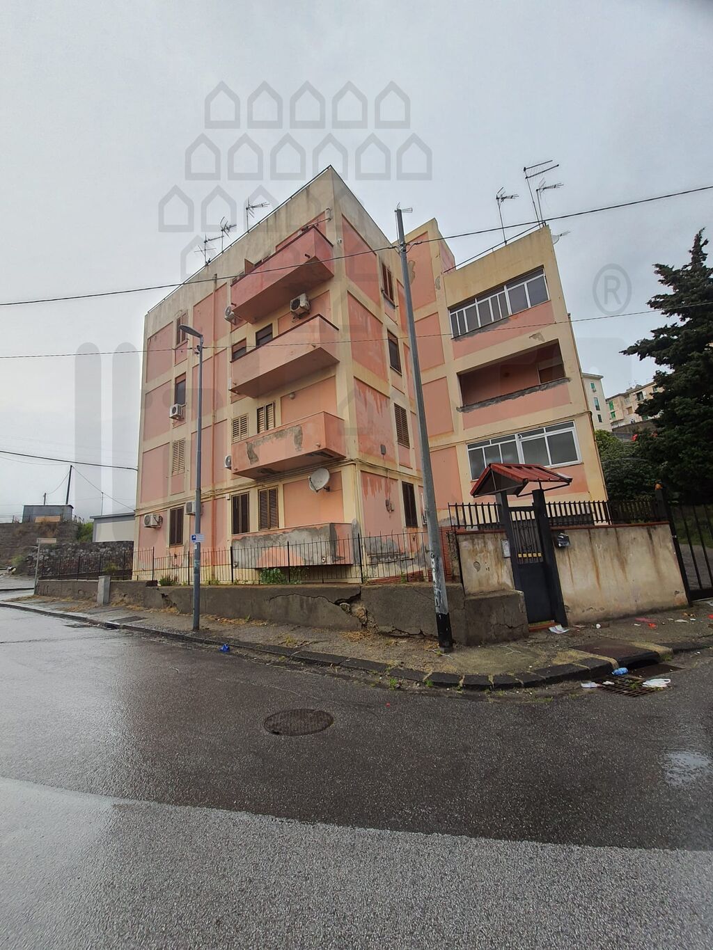 Trilocale da ristrutturare in via empedocle fondo fucile, Messina