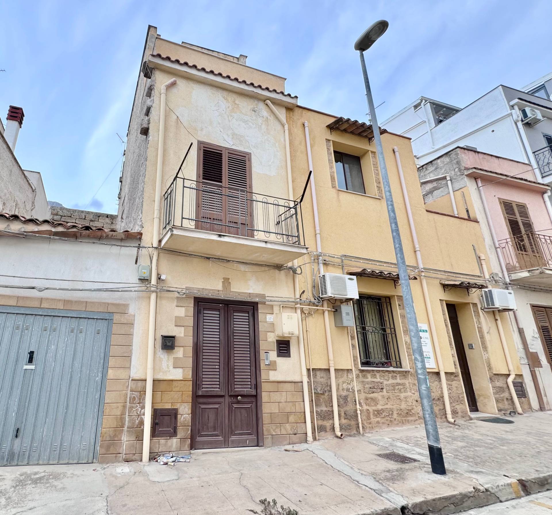 Casa indipendente con terrazzo a Cinisi