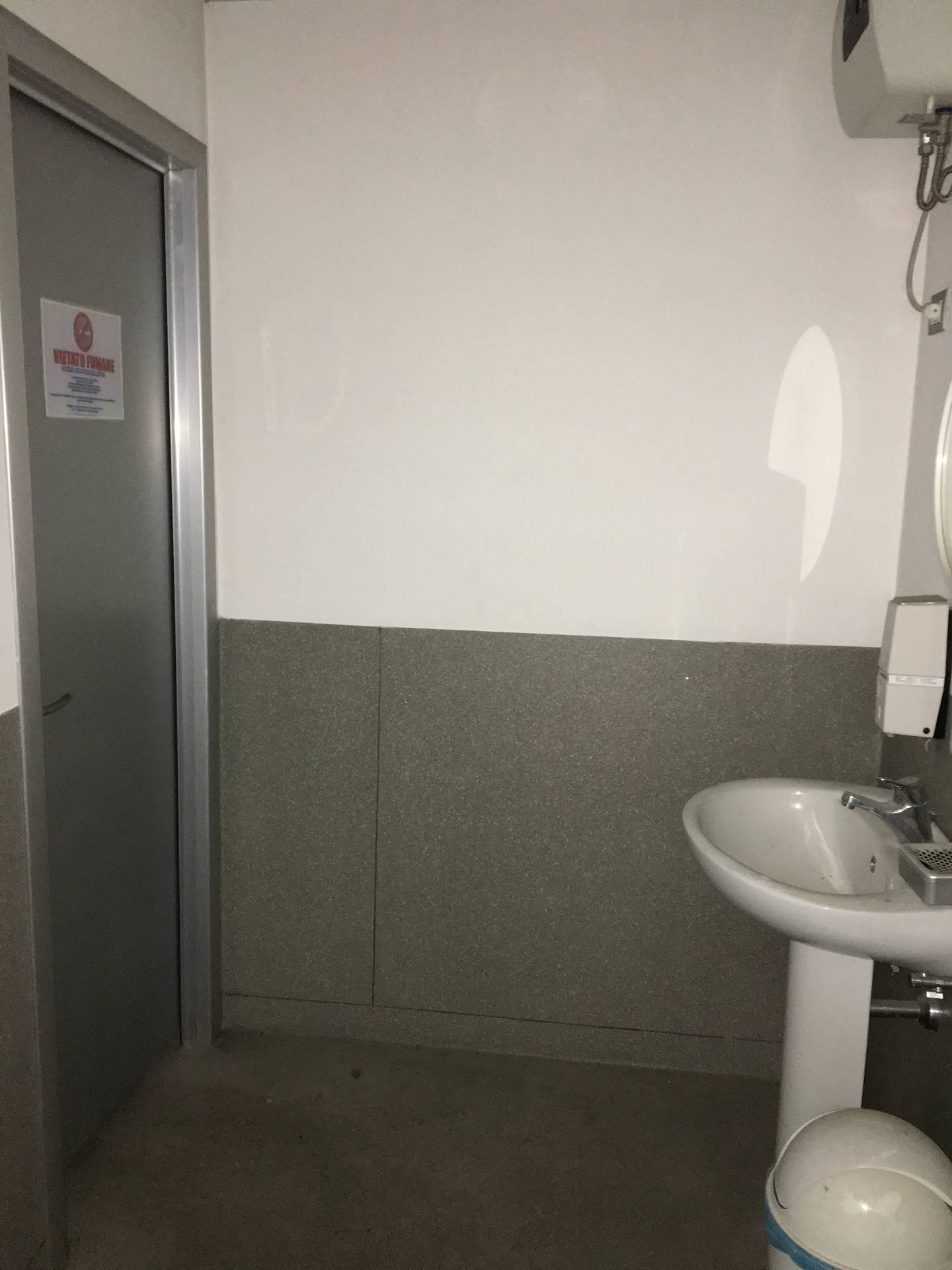 Locale commerciale in vendita a Fermo