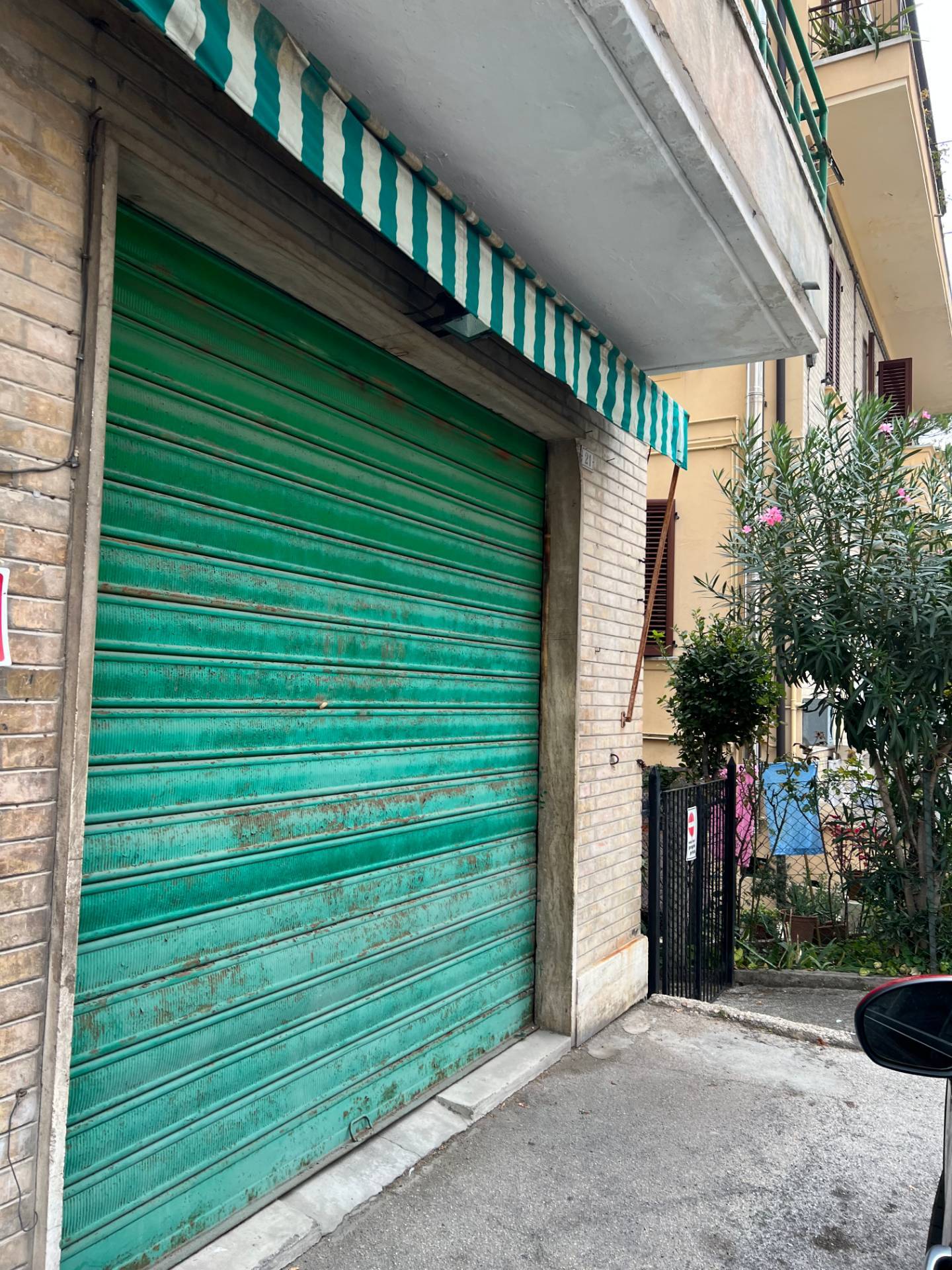 Locale commerciale in vendita a Fermo, Tira a Segno