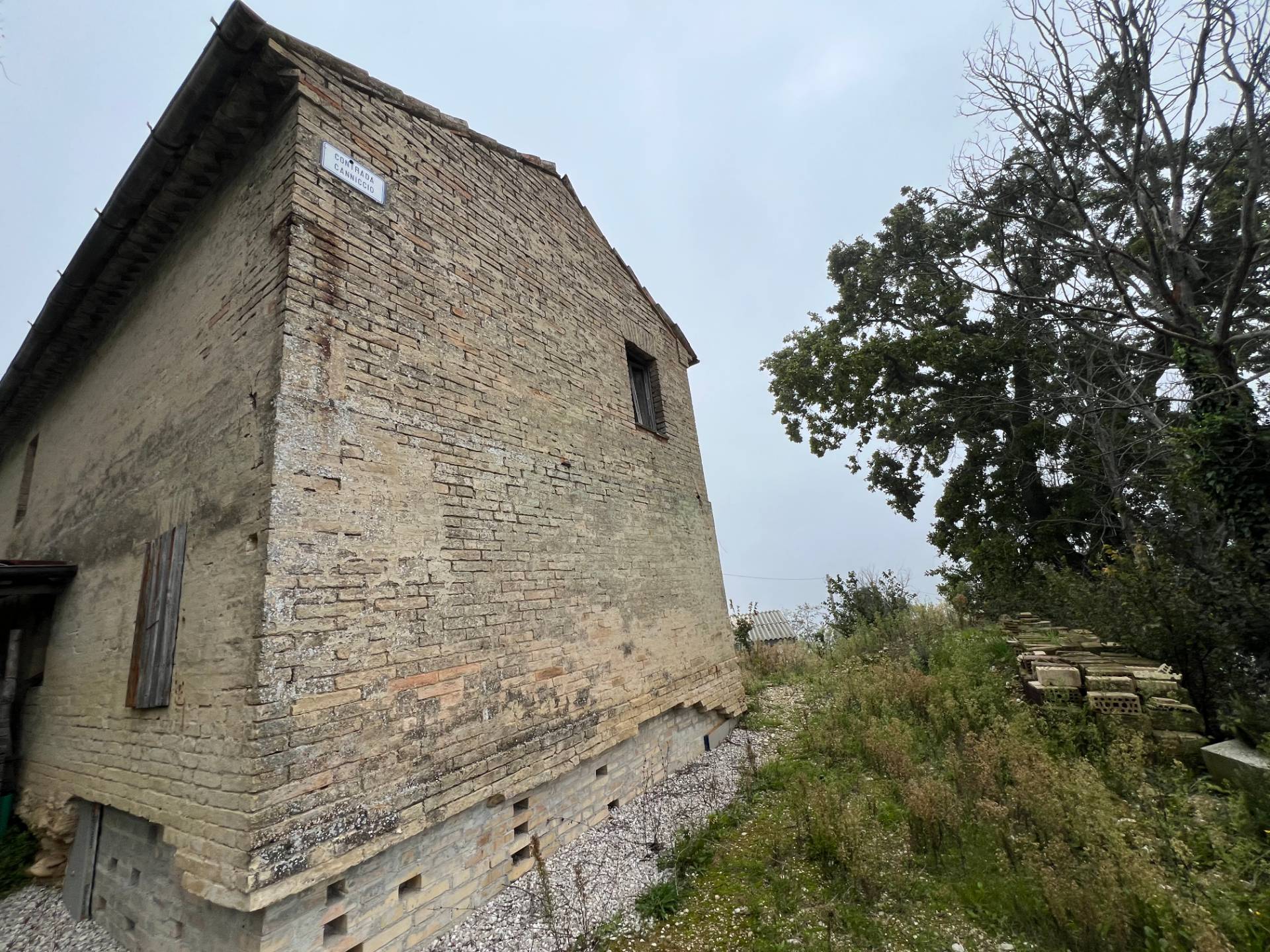 Casa colonica in vendita a Monterubbiano