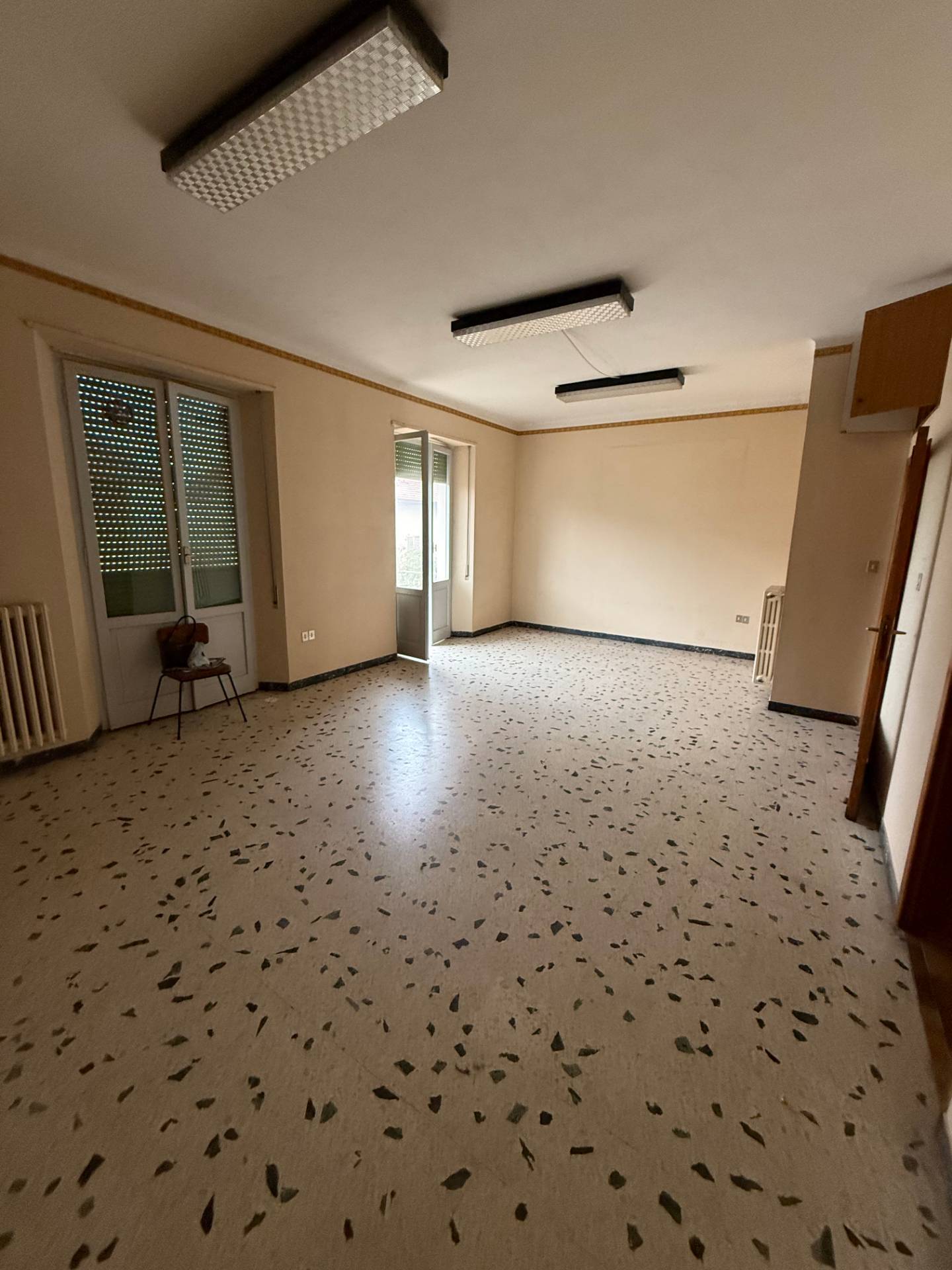 Locale Commerciale in vendita a Fermo, San Giuliano