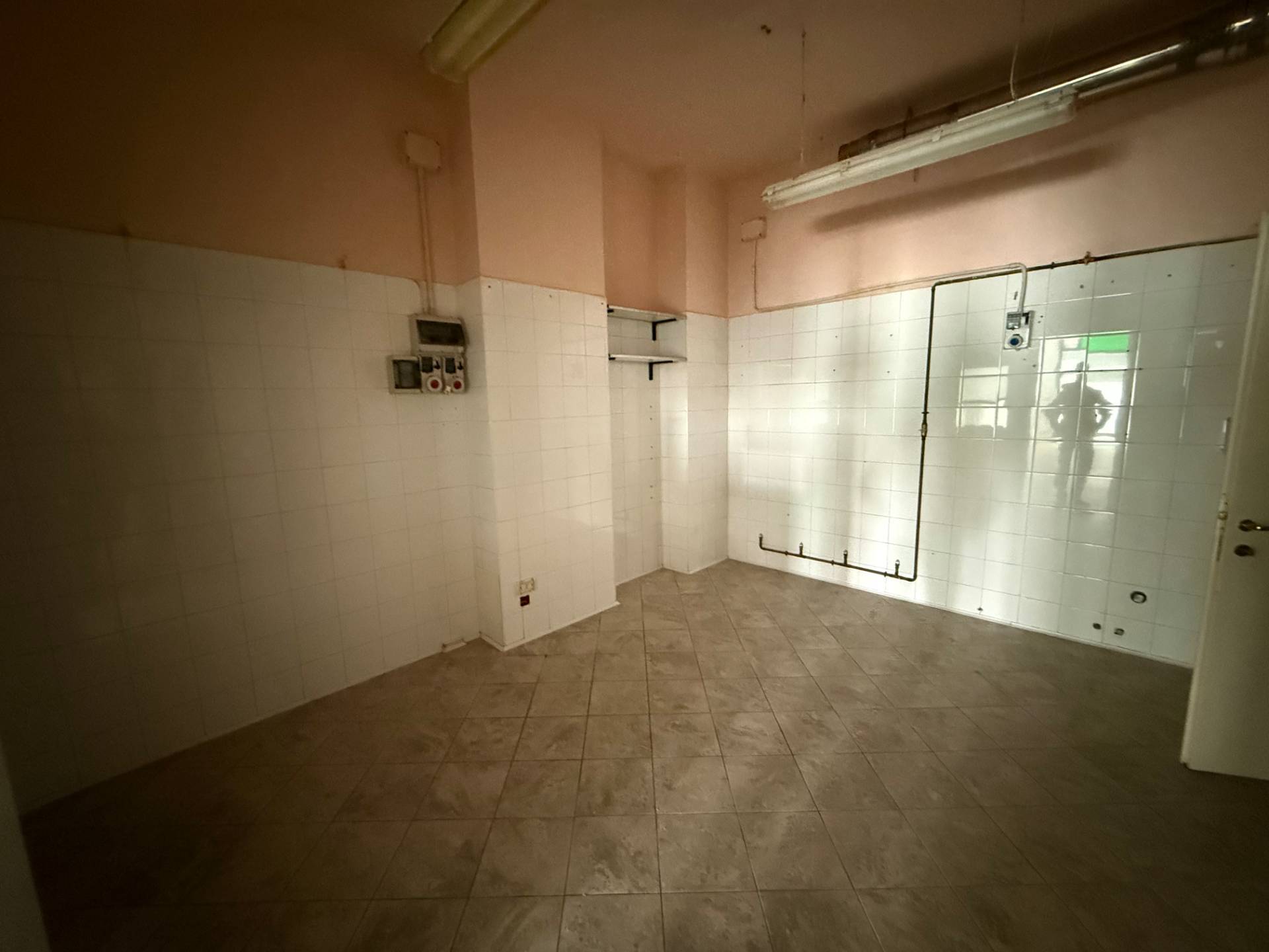 Locale Commerciale in vendita a Fermo, San Giuliano