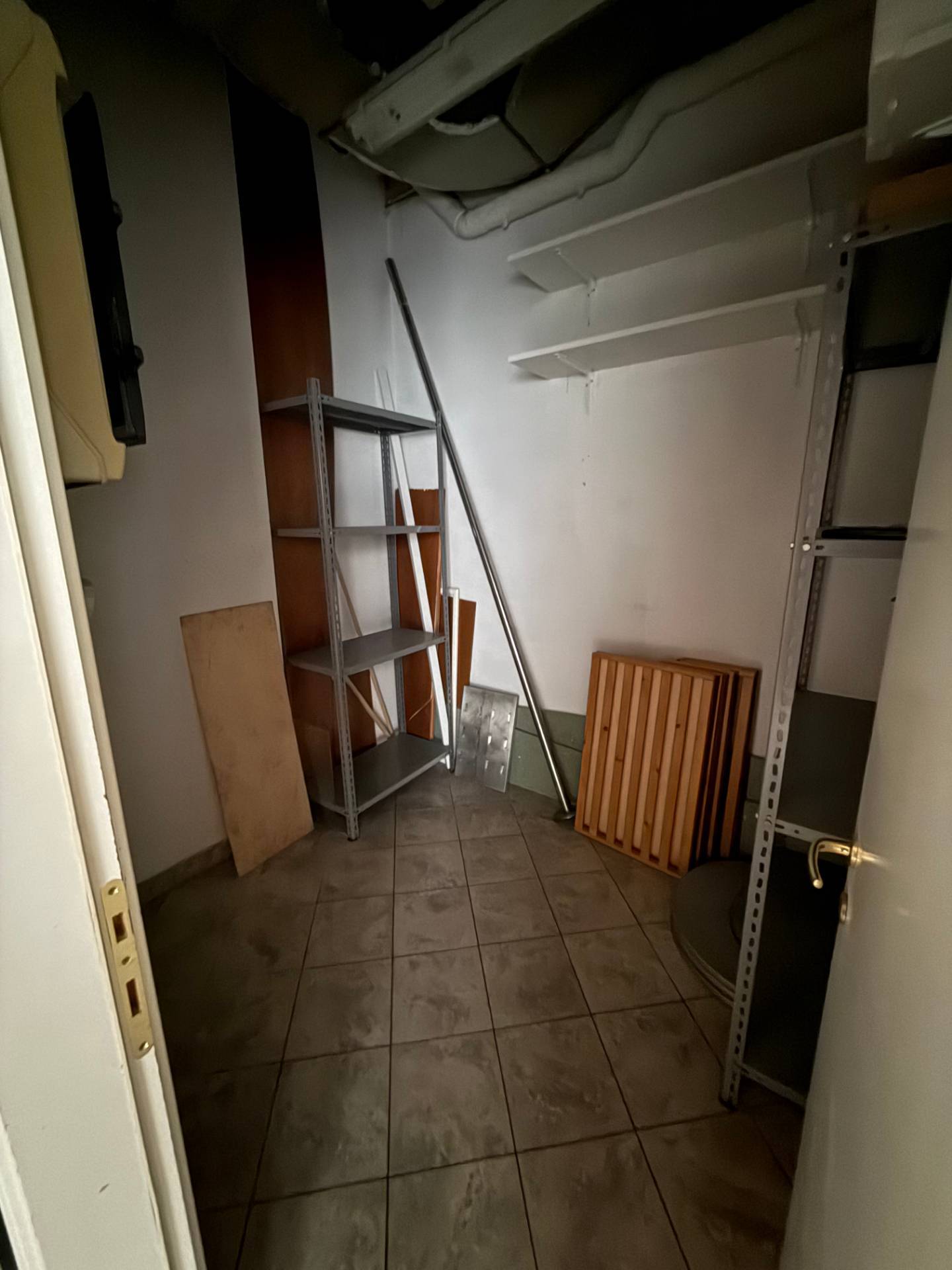 Locale Commerciale in vendita a Fermo, San Giuliano