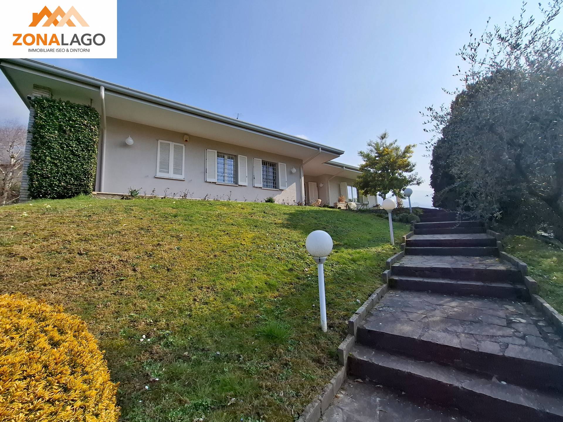 Villa in vendita a Sale Marasino