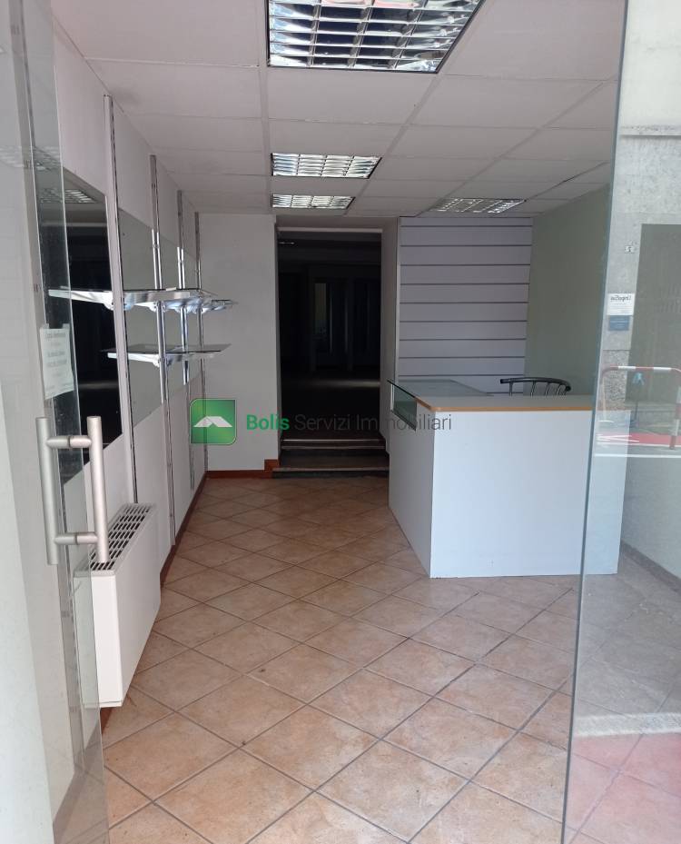 Locale commerciale in affitto a Ponte San Pietro